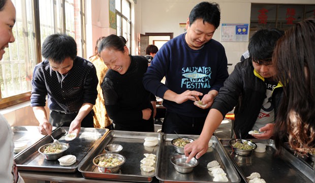 浙江东阳：男同胞秀厨艺祝“半边天”节日快乐
