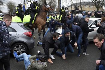 英超：北伦敦德比赛前警察球迷起冲突