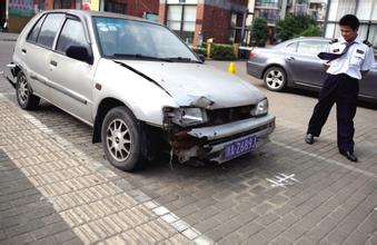 小伙买辆报废车 故意撞车来泄恨