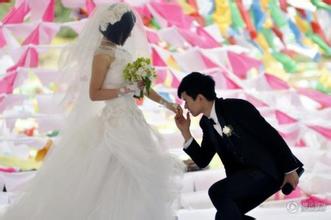 杭州90后情侣集体“裸婚” 坦言爱情高于物质