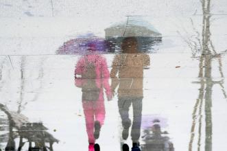 西湖边的微笑亭 可以免费借“环保伞”